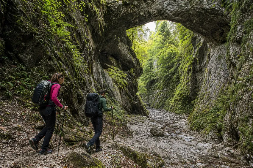 Pokljuška soteska z naravnim mostom nad dnom soteske